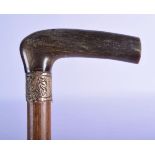 A 19TH CENTURY CONTINENTAL CARVED RHINOCEROS HORN HANDLED WALKING CANE. 85 cm long.