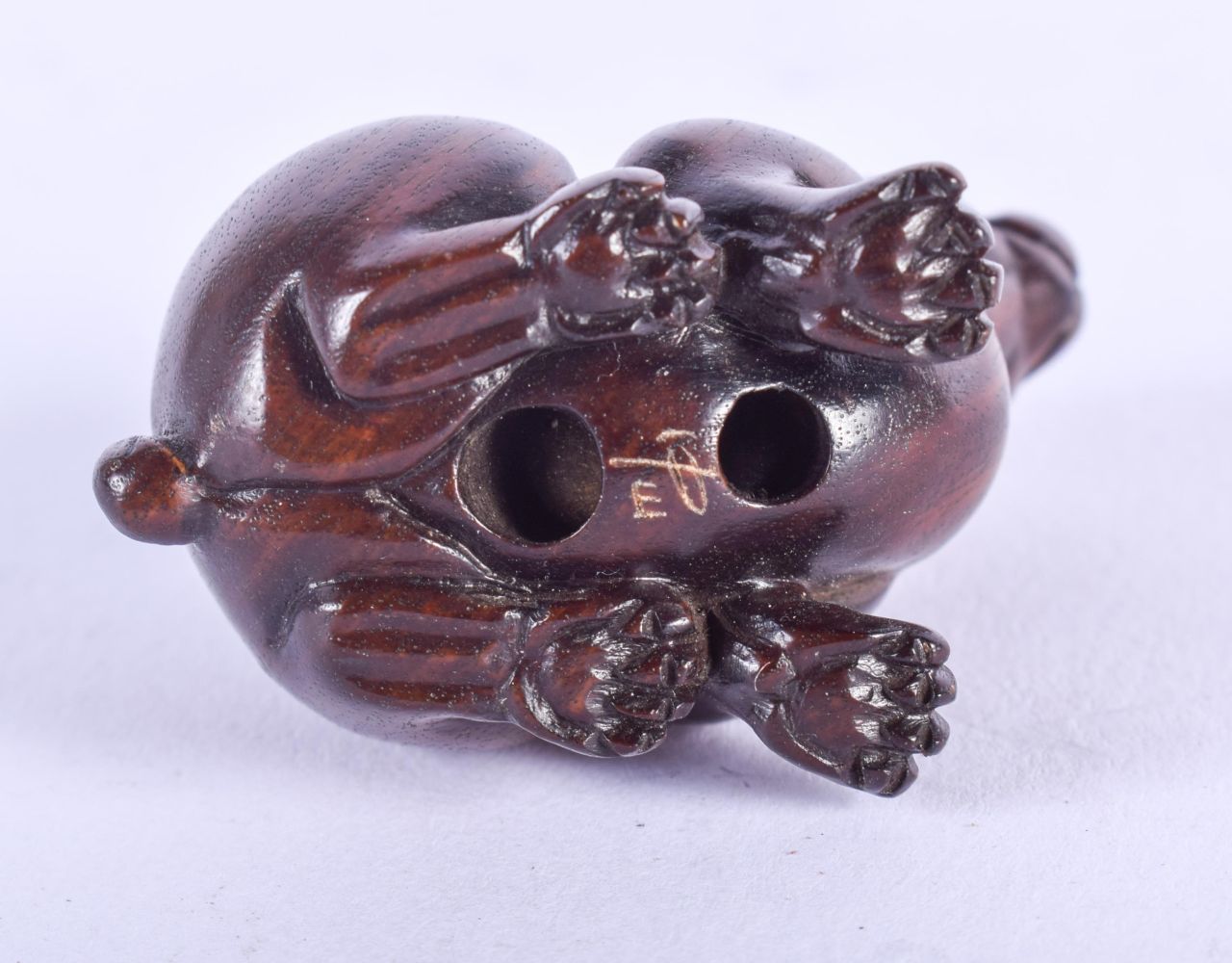 JAPANESE WOOD NETSUKE IN THE FORM OF A RABBIT. 3.5cm x 3.5cm - Bild 3 aus 3