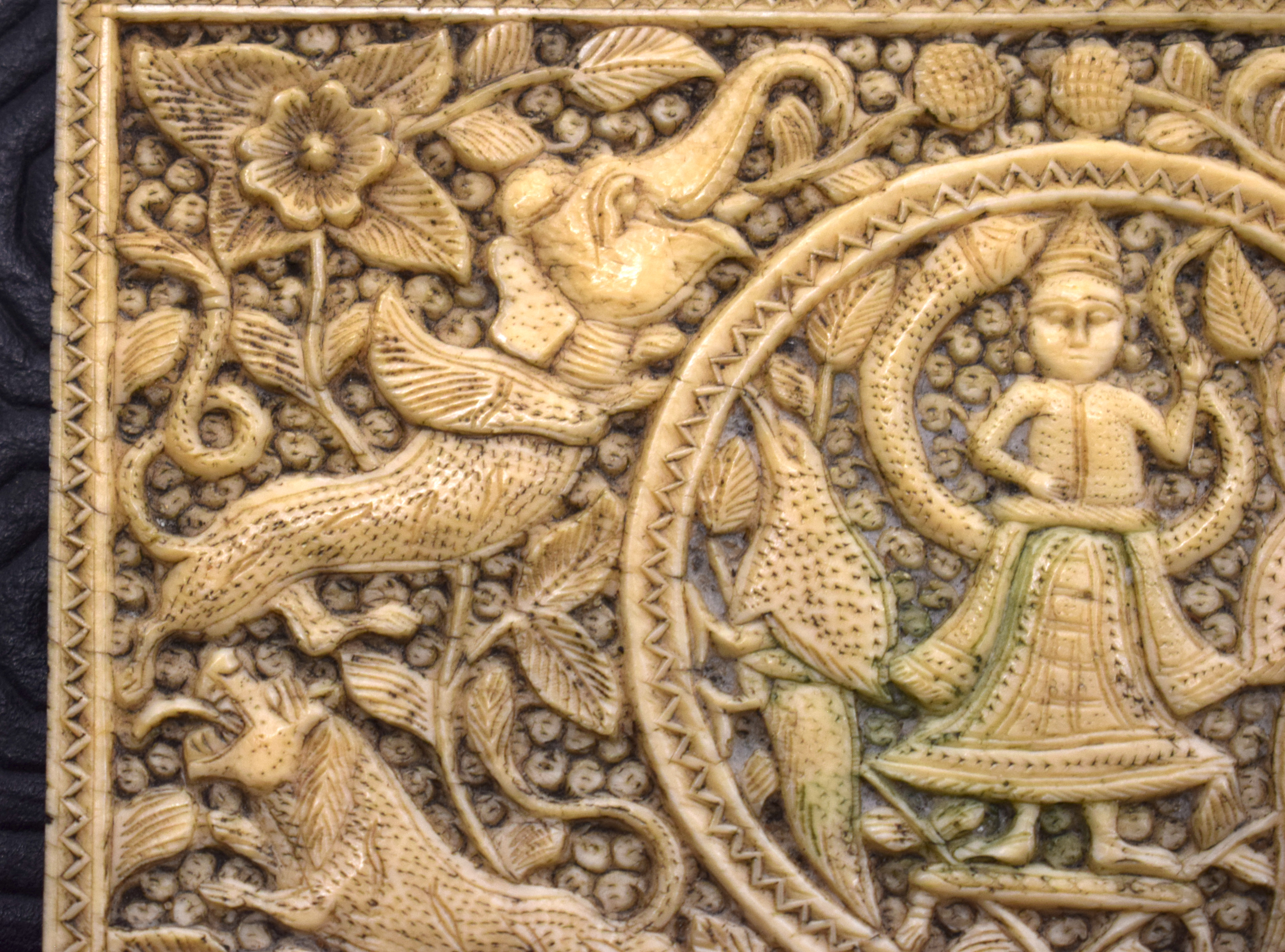 AN 18TH CENTURY INDIAN RECTANGULAR CARVED IVORY PANEL depicting Buddhistic figures and elephants amo - Bild 3 aus 9