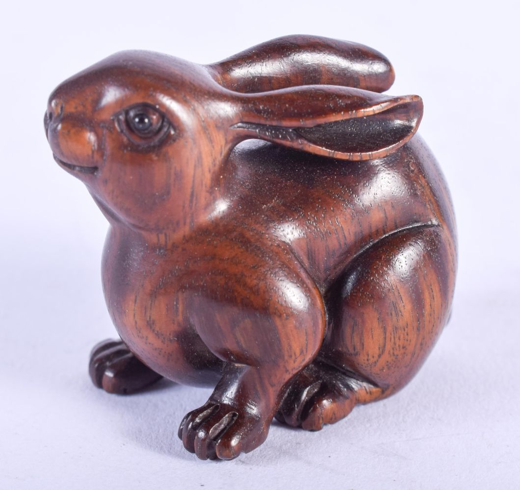 JAPANESE WOOD NETSUKE IN THE FORM OF A RABBIT. 3.5cm x 3.5cm