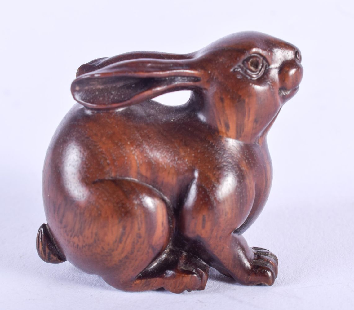 JAPANESE WOOD NETSUKE IN THE FORM OF A RABBIT. 3.5cm x 3.5cm - Bild 2 aus 3