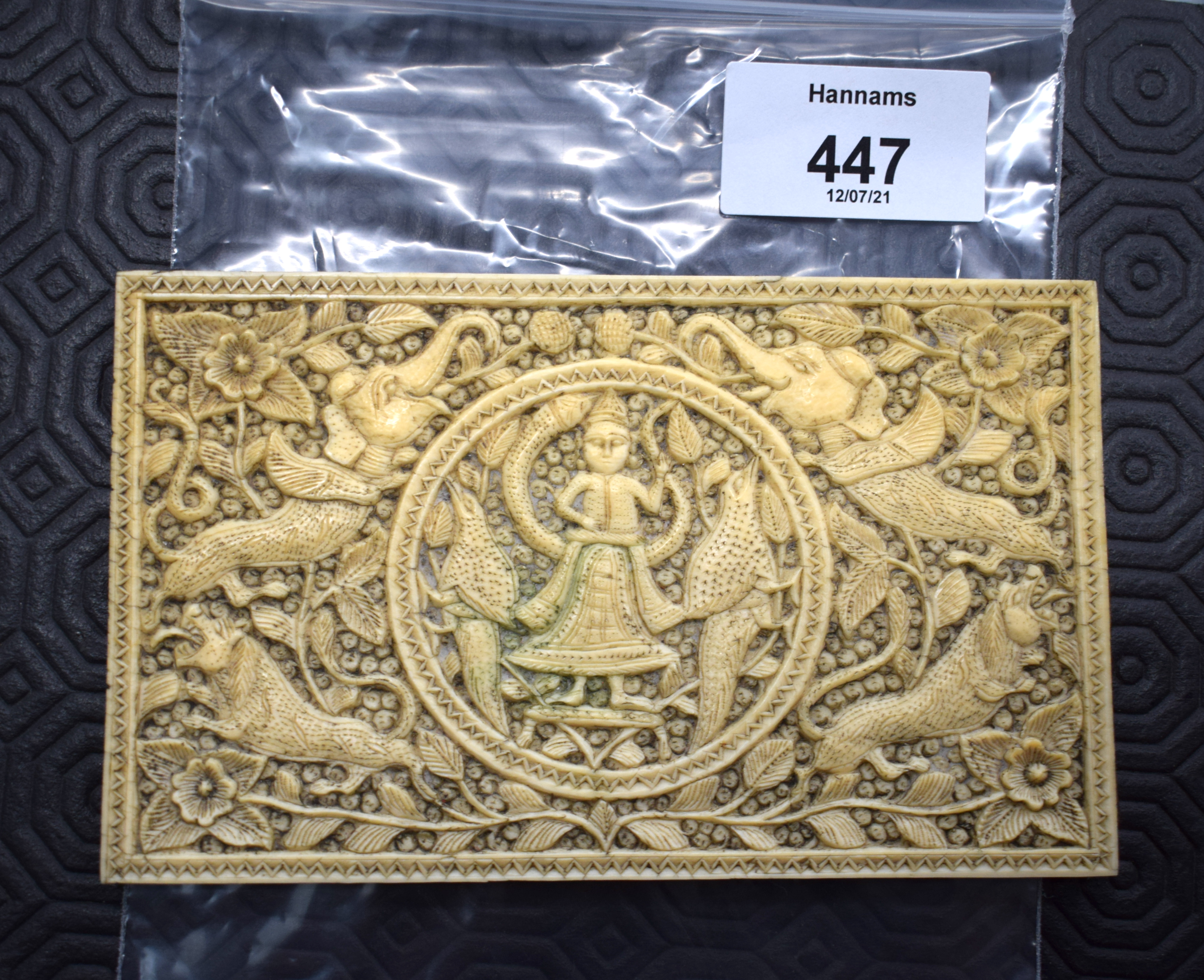 AN 18TH CENTURY INDIAN RECTANGULAR CARVED IVORY PANEL depicting Buddhistic figures and elephants amo - Bild 9 aus 9
