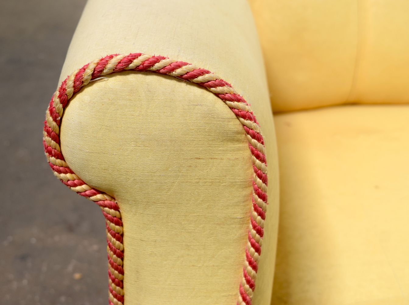 A GOOD QUALITY YELLOW GROUND UPHOLSTERED THREE SEATER SOFA. 190 cm x 90 cm. Note: This sofa matches - Image 6 of 12