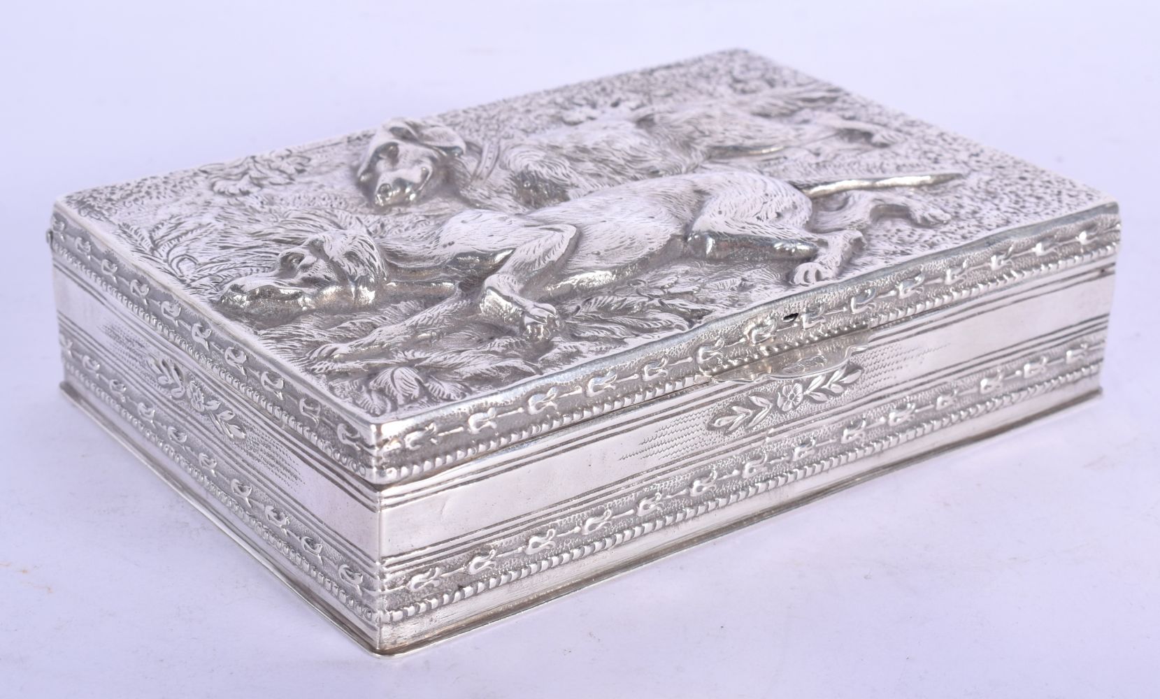 A CHARMING EARLY 20TH CENTURY CONTINENTAL SILVER BOX decorated with a brace of hunting dogs. 348 gra