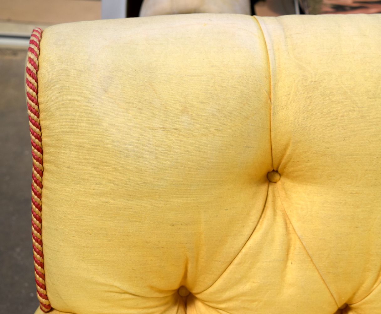 A GOOD QUALITY YELLOW GROUND UPHOLSTERED THREE SEATER SOFA. 190 cm x 90 cm. Note: This sofa matches - Image 5 of 12