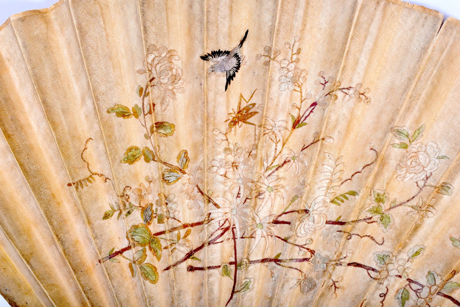 A FINE LARGE 19TH CENTURY CHINESE CANTON IVORY AND SILK FAN Qing, decorated with figures in various - Image 6 of 13