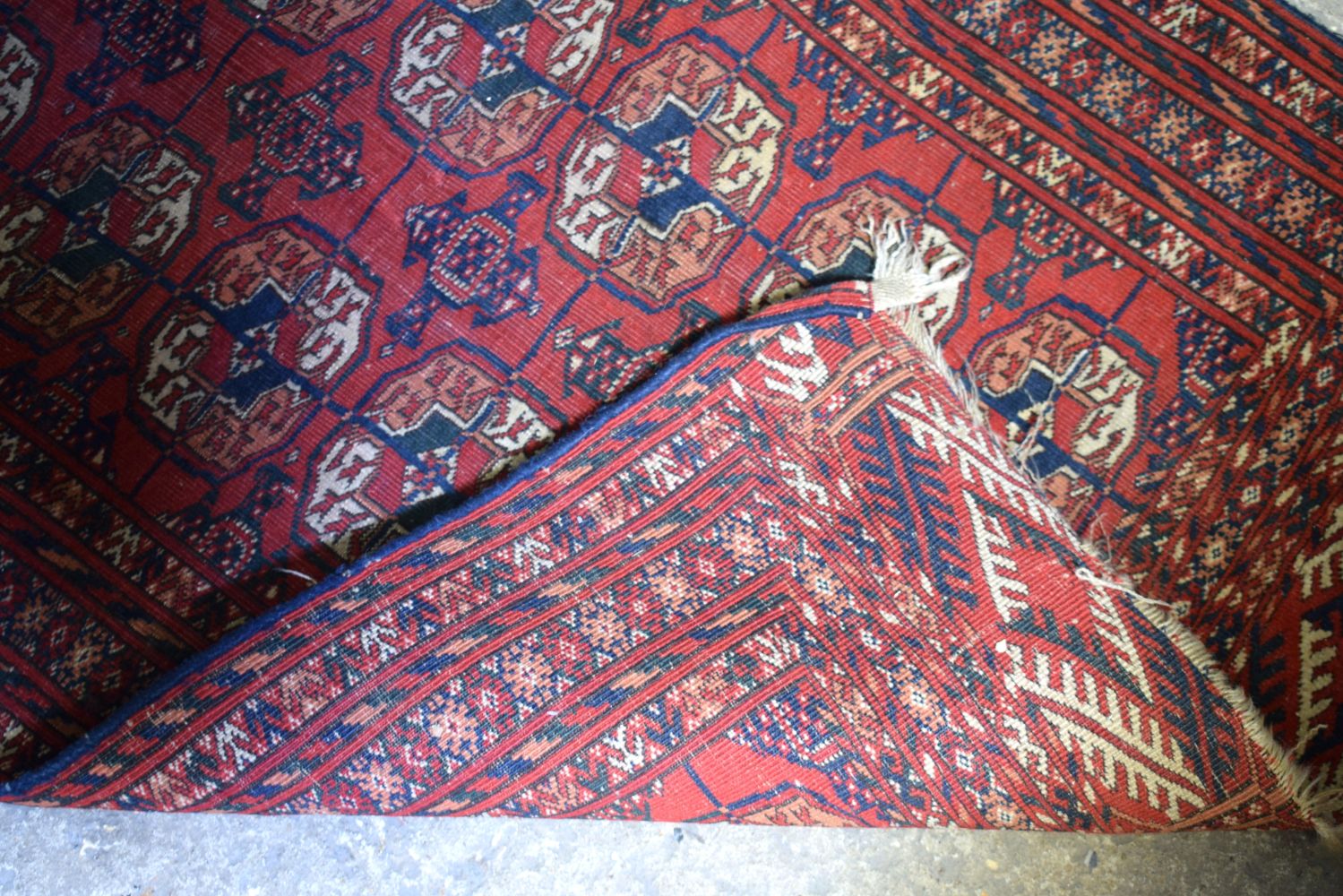 FOUR VINTAGE RUGS in various forms and sizes. (4) - Bild 16 aus 16