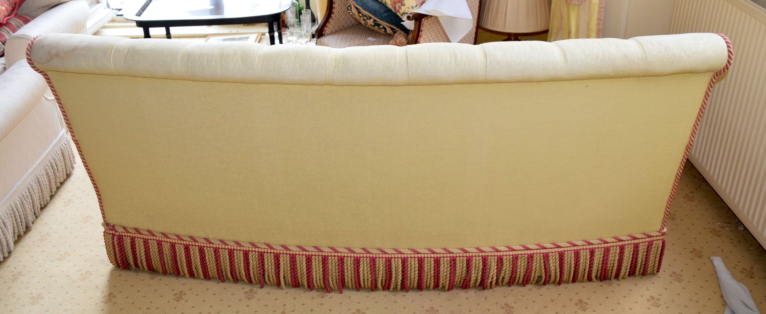 A GOOD QUALITY YELLOW GROUND UPHOLSTERED THREE SEATER SOFA. 190 cm x 90 cm. Note: This sofa matches - Image 3 of 12