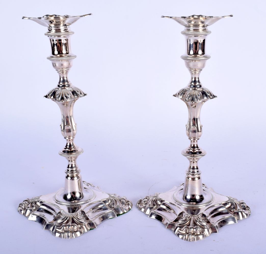 A PAIR OF GEORGE III STYLE SILVER CANDLESTICKS. London 1955. 900 grams. 22 cm high. - Image 2 of 5