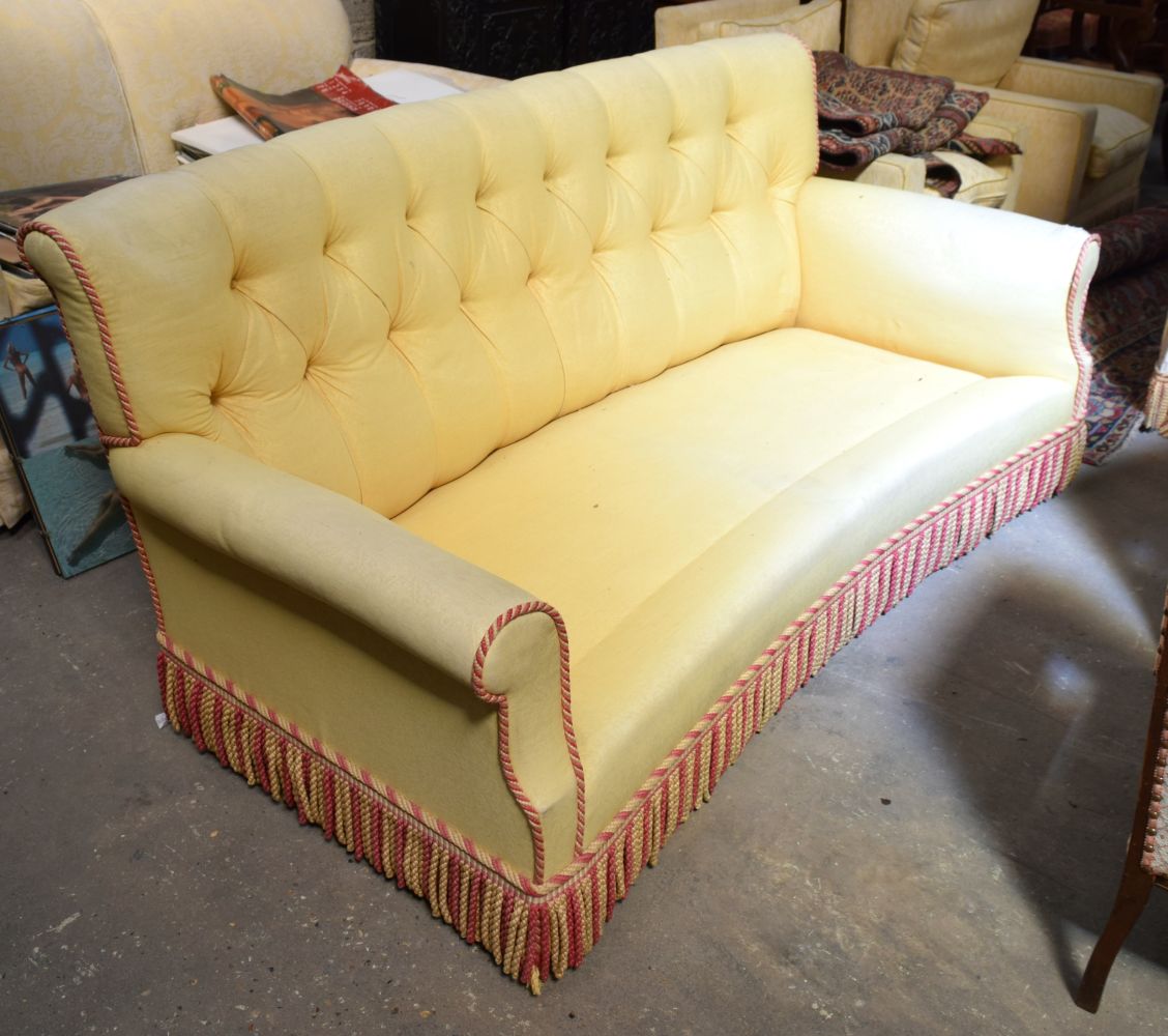 A GOOD QUALITY YELLOW GROUND UPHOLSTERED THREE SEATER SOFA. 190 cm x 90 cm. Note: This sofa matches - Image 4 of 12