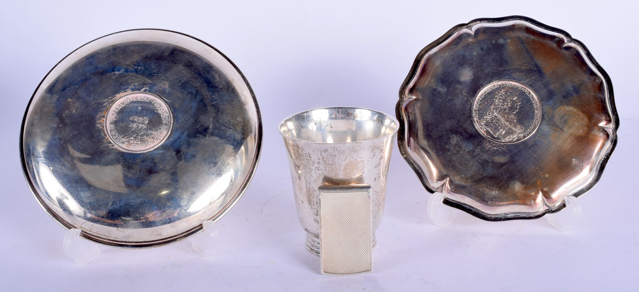 A STERLING SILVER BEAKER together with a money clip & dish. 395 grams. Largest 15 cm wide. (3) - Image 2 of 4