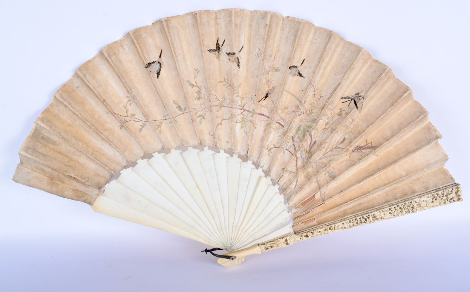 A FINE LARGE 19TH CENTURY CHINESE CANTON IVORY AND SILK FAN Qing, decorated with figures in various