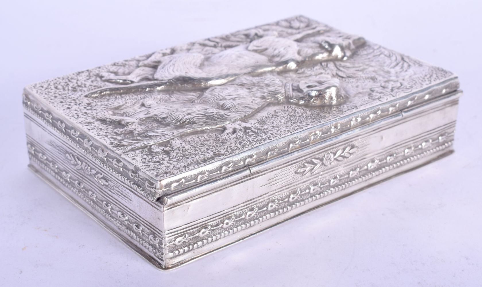 A CHARMING EARLY 20TH CENTURY CONTINENTAL SILVER BOX decorated with a brace of hunting dogs. 348 gra - Image 2 of 6