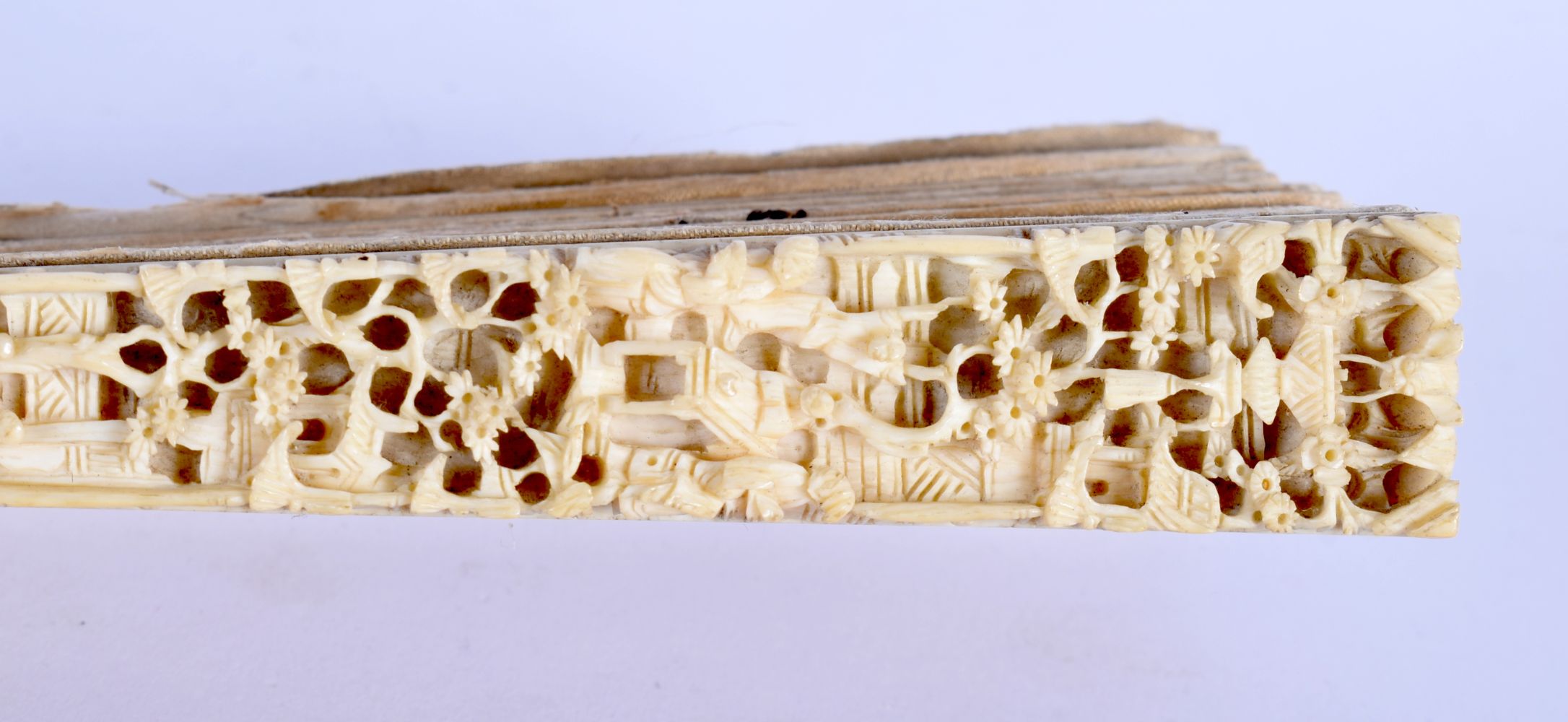 A FINE LARGE 19TH CENTURY CHINESE CANTON IVORY AND SILK FAN Qing, decorated with figures in various - Image 12 of 13