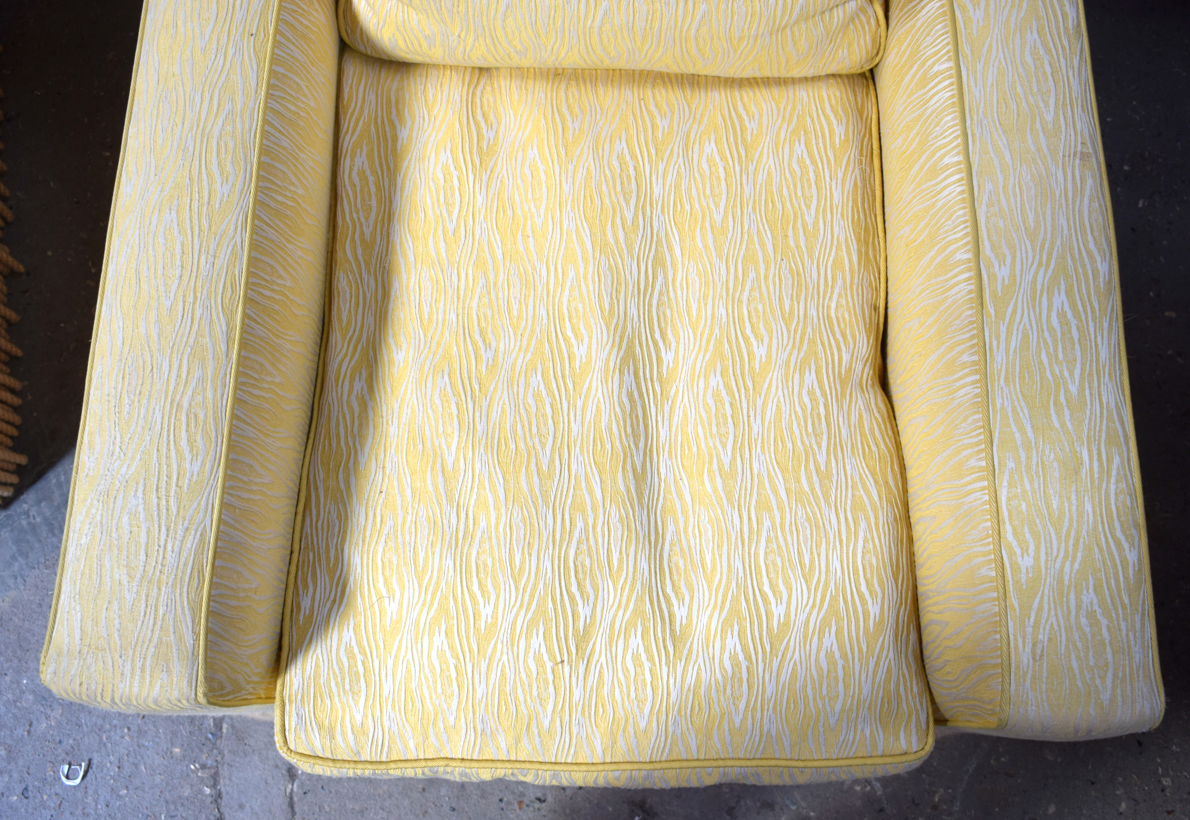 A PAIR OF DEEP COUNTRY HOUSE STYLE YELLOW ARM CHAIRS with associated gypsy table. (3) - Image 6 of 22