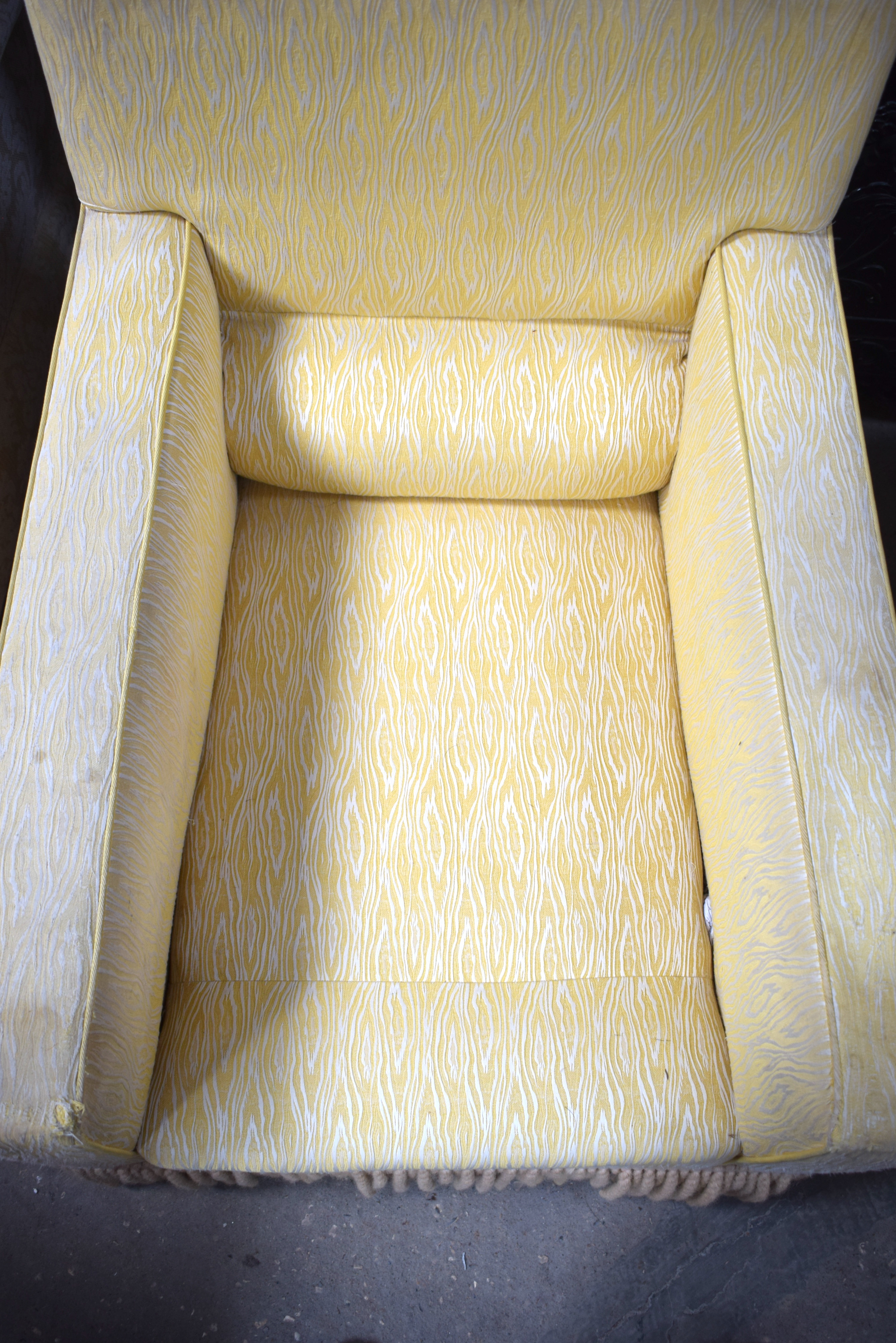 A PAIR OF DEEP COUNTRY HOUSE STYLE YELLOW ARM CHAIRS with associated gypsy table. (3) - Image 16 of 22