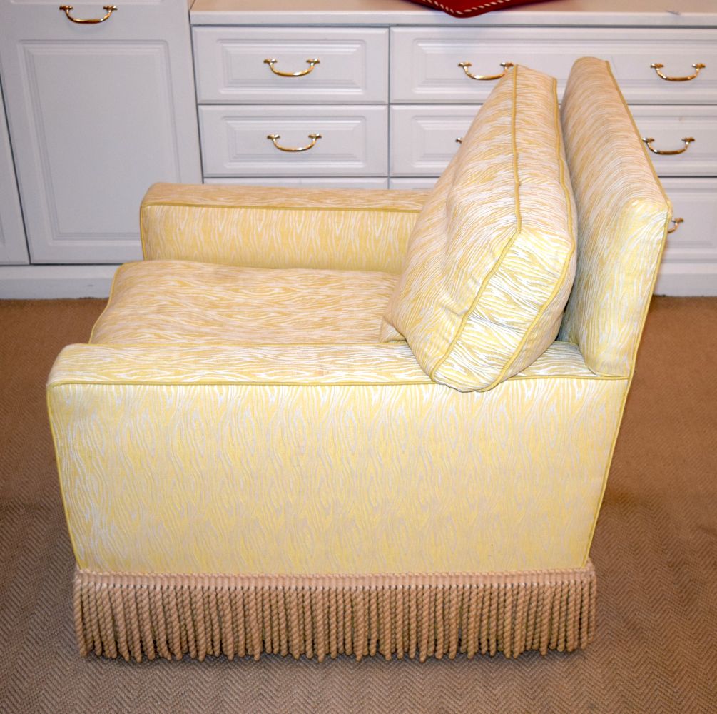 A PAIR OF DEEP COUNTRY HOUSE STYLE YELLOW ARM CHAIRS with associated gypsy table. (3) - Image 4 of 22