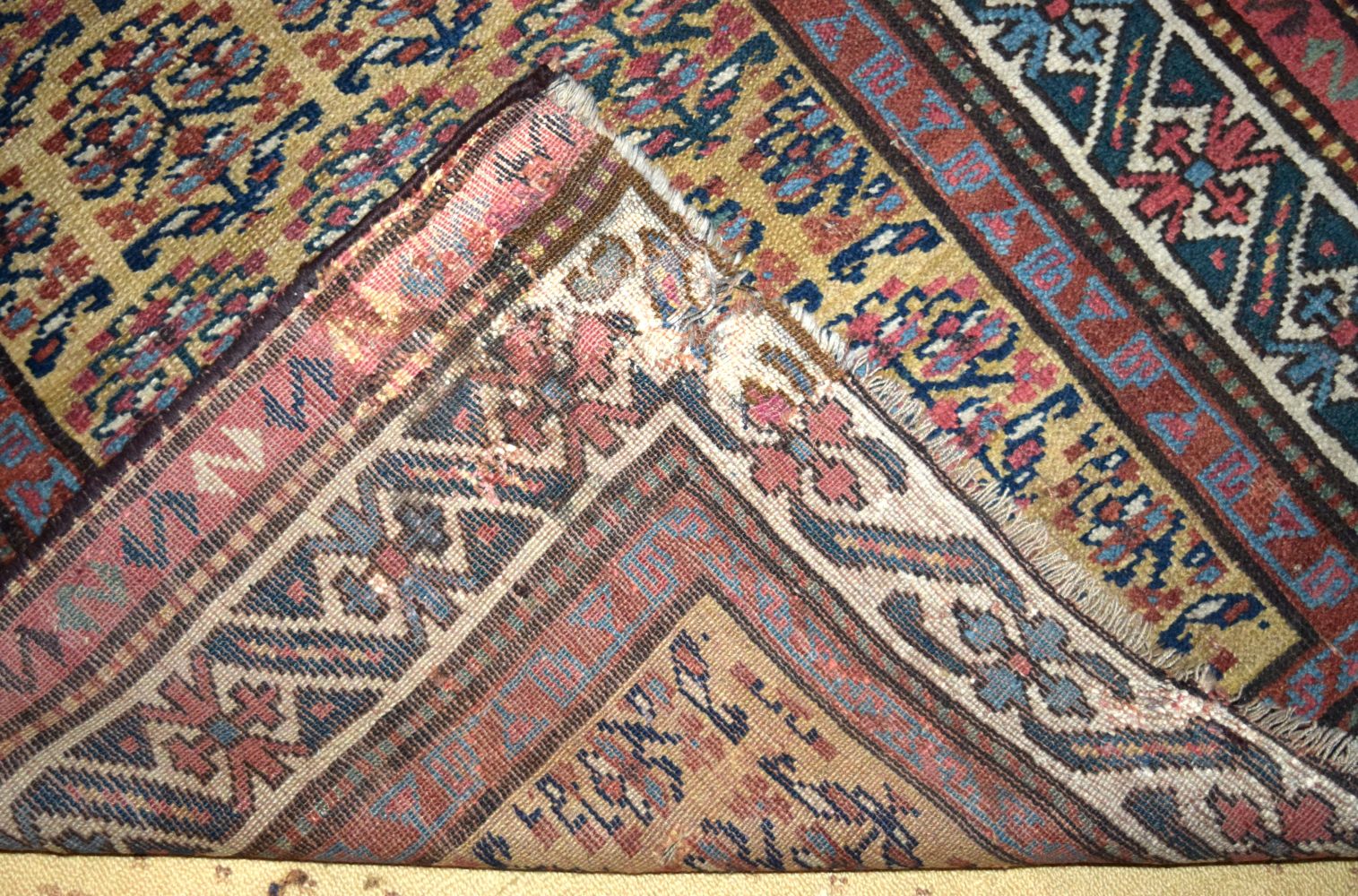 A LONG ANTIQUE PERSIAN RUNNER. 456 cm x 90 cm. - Bild 3 aus 3