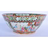 AN EARLY 20TH CENTURY CHINESE CANTON FAMILLE ROSE PORCELAIN BOWL Late Qing/Republic, painted with fi