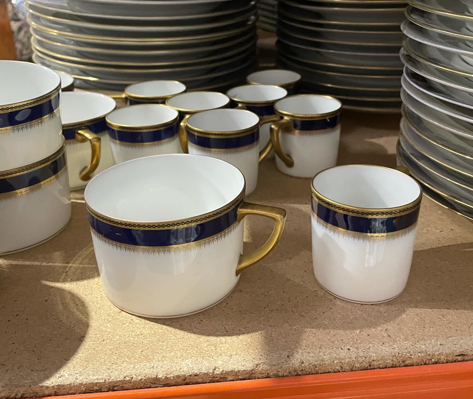 A VERY LARGE AND EXTENSIVE GERMAN HUTSCHENREUTHER PORCELAIN DINNER SERVICE together with assorted ot - Image 15 of 16