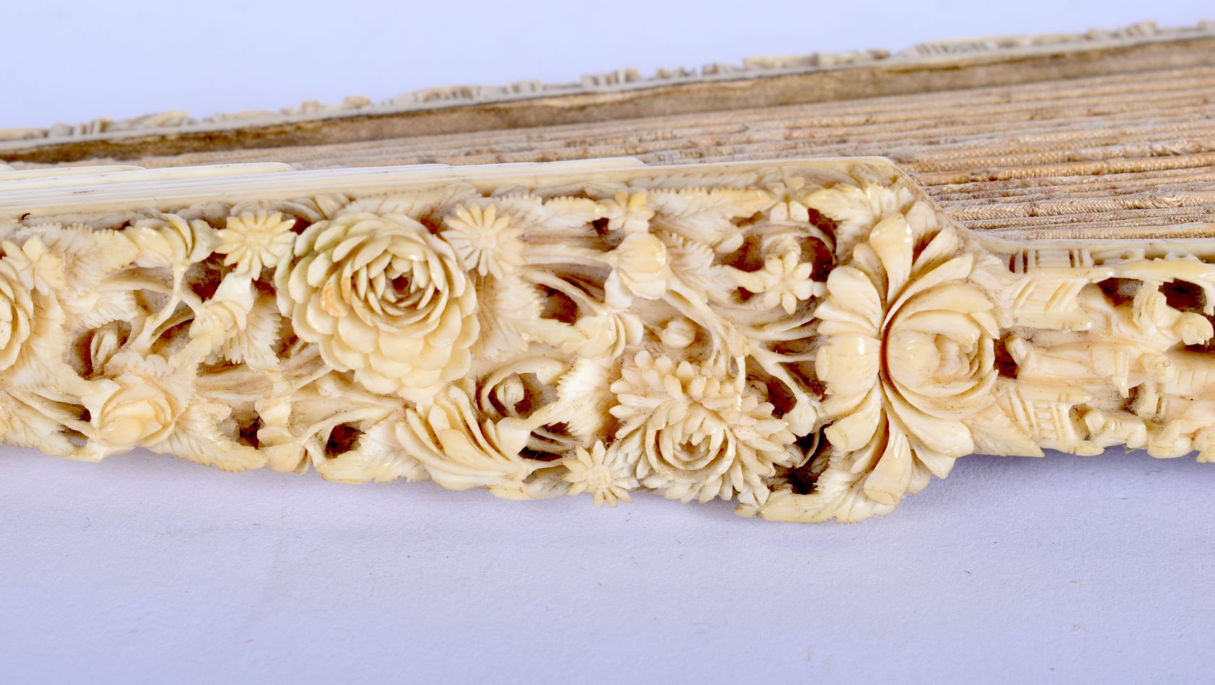 A FINE LARGE 19TH CENTURY CHINESE CANTON IVORY AND SILK FAN Qing, decorated with figures in various - Image 10 of 13