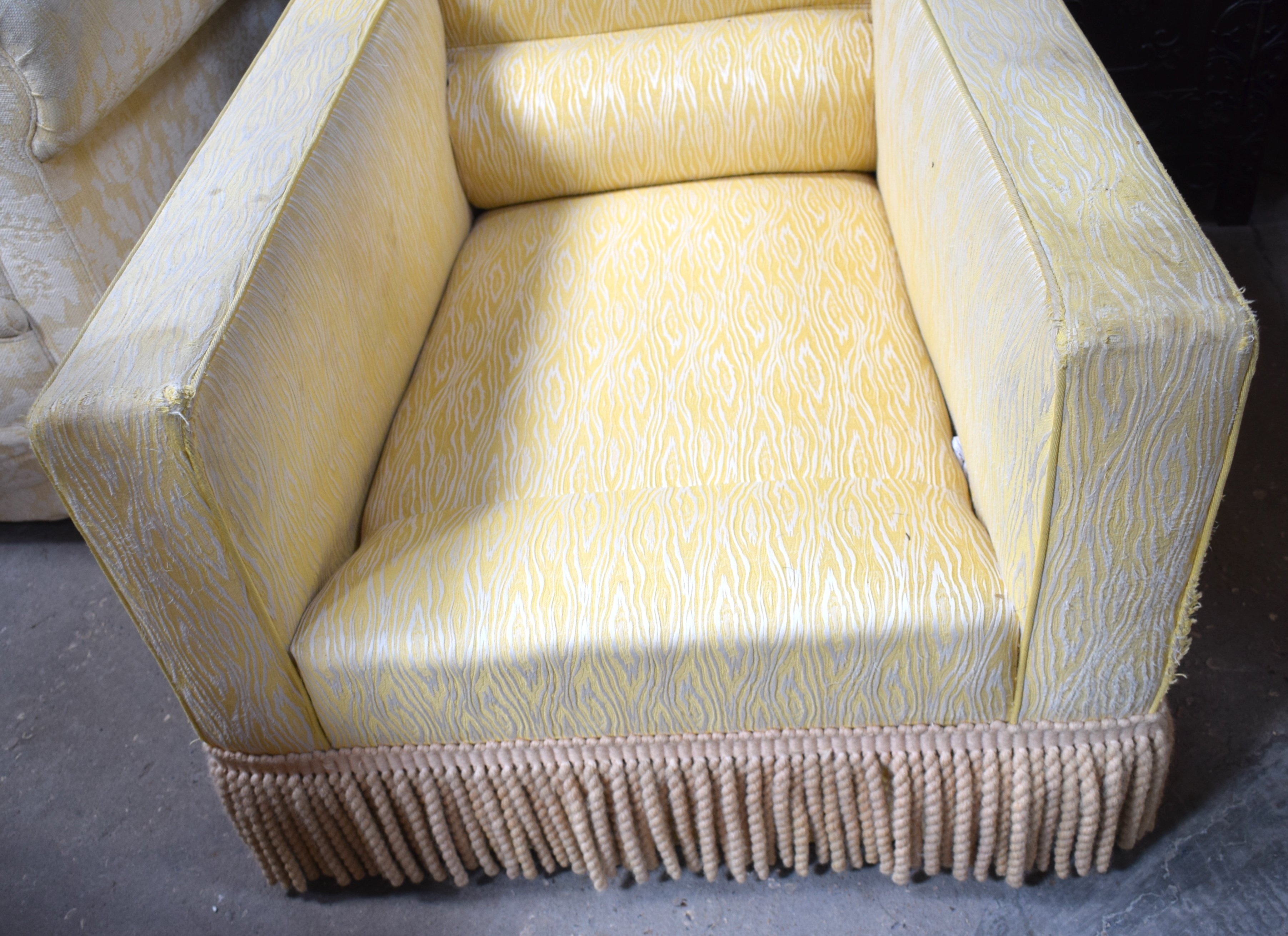 A PAIR OF DEEP COUNTRY HOUSE STYLE YELLOW ARM CHAIRS with associated gypsy table. (3) - Image 19 of 22