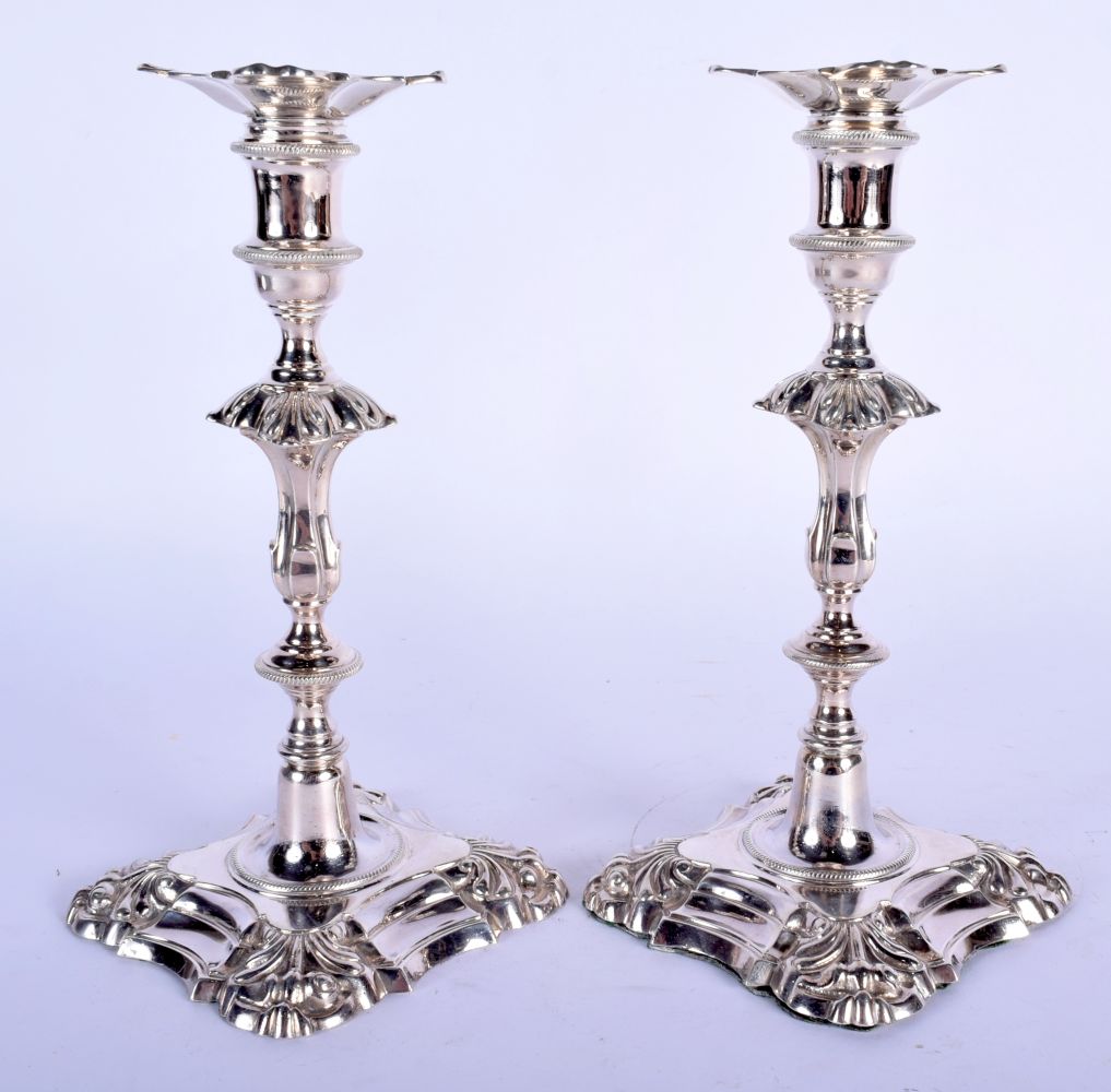 A PAIR OF GEORGE III STYLE SILVER CANDLESTICKS. London 1955. 900 grams. 22 cm high.