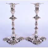 A PAIR OF GEORGE III STYLE SILVER CANDLESTICKS. London 1955. 900 grams. 22 cm high.