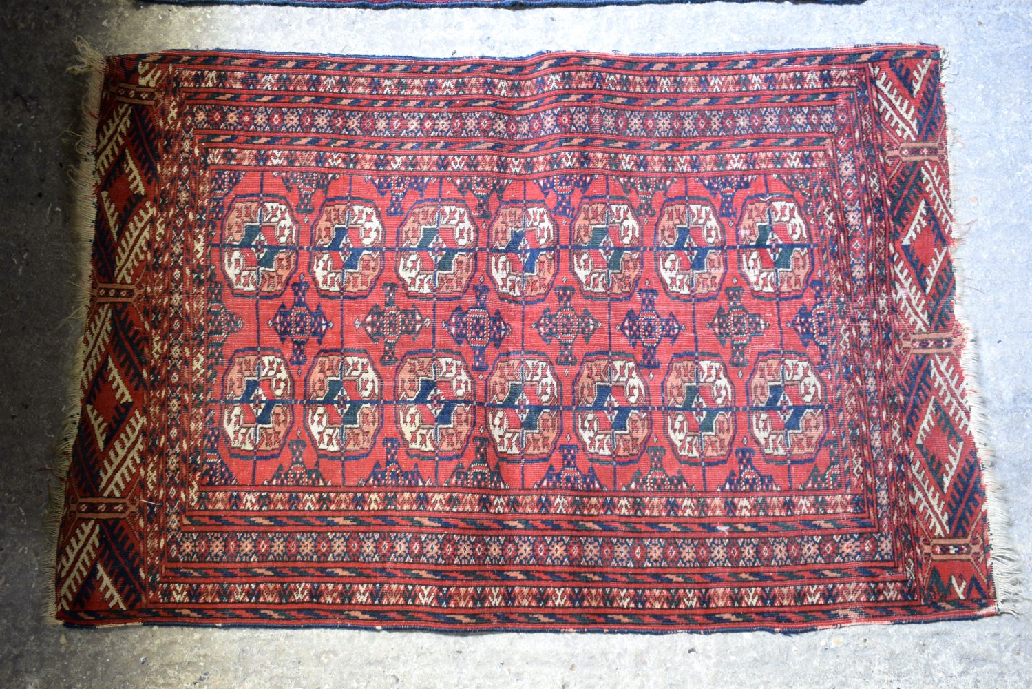 FOUR VINTAGE RUGS in various forms and sizes. (4) - Bild 2 aus 16