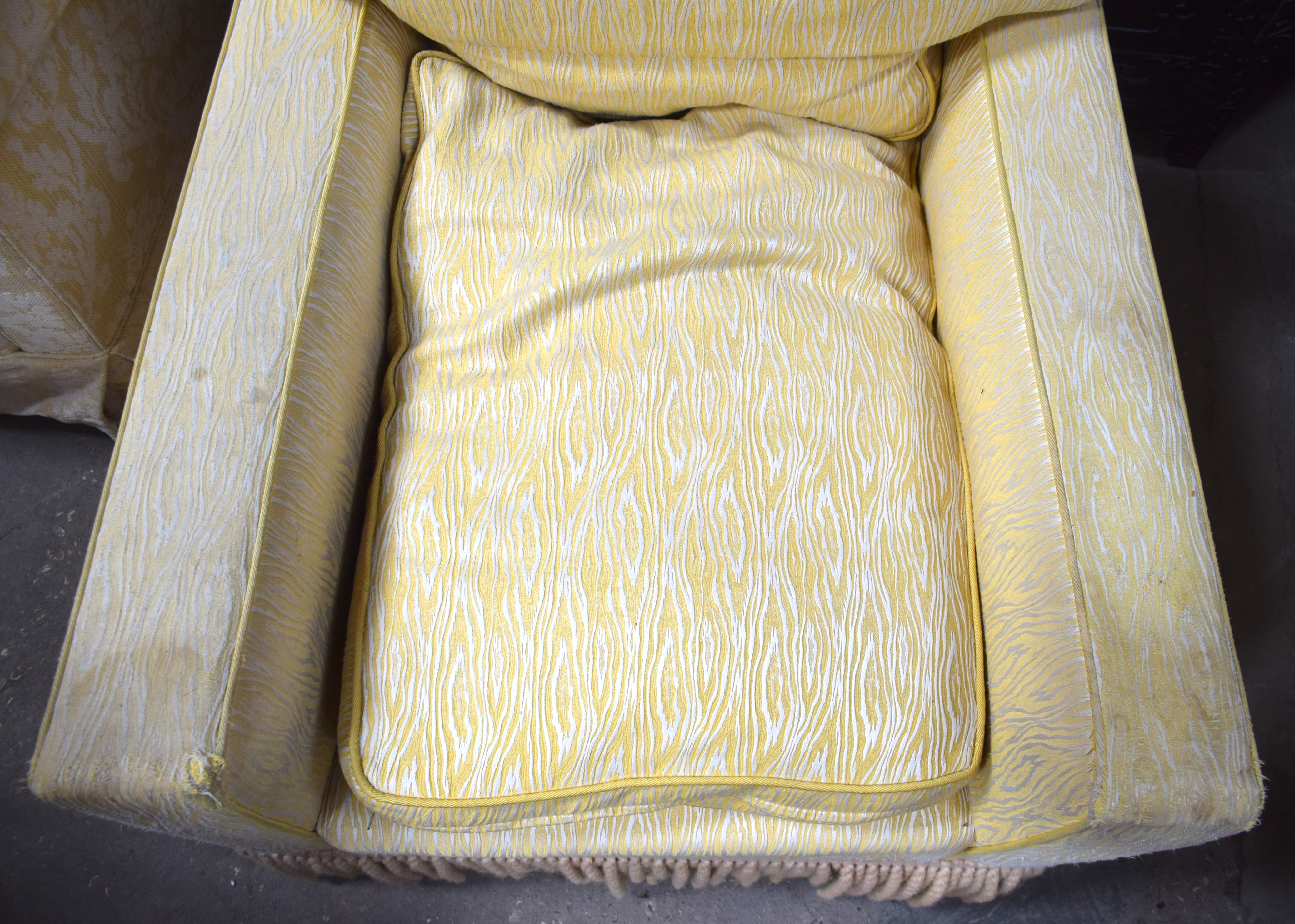 A PAIR OF DEEP COUNTRY HOUSE STYLE YELLOW ARM CHAIRS with associated gypsy table. (3) - Image 14 of 22