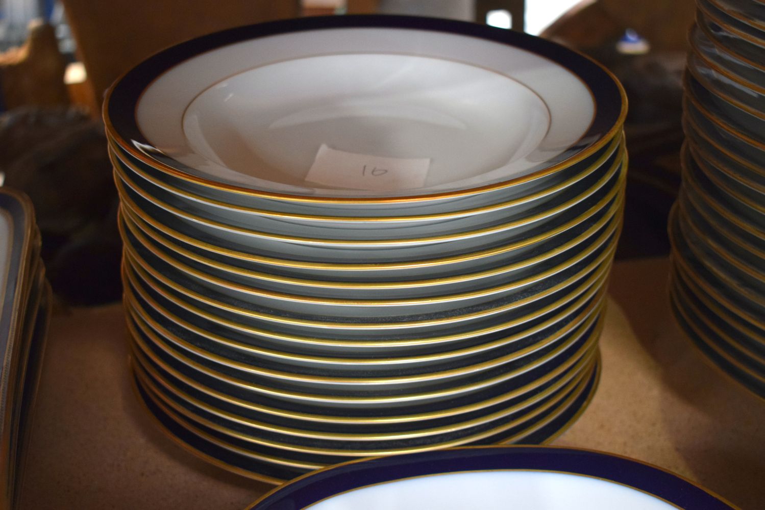 A VERY LARGE AND EXTENSIVE GERMAN HUTSCHENREUTHER PORCELAIN DINNER SERVICE together with assorted ot - Image 4 of 16