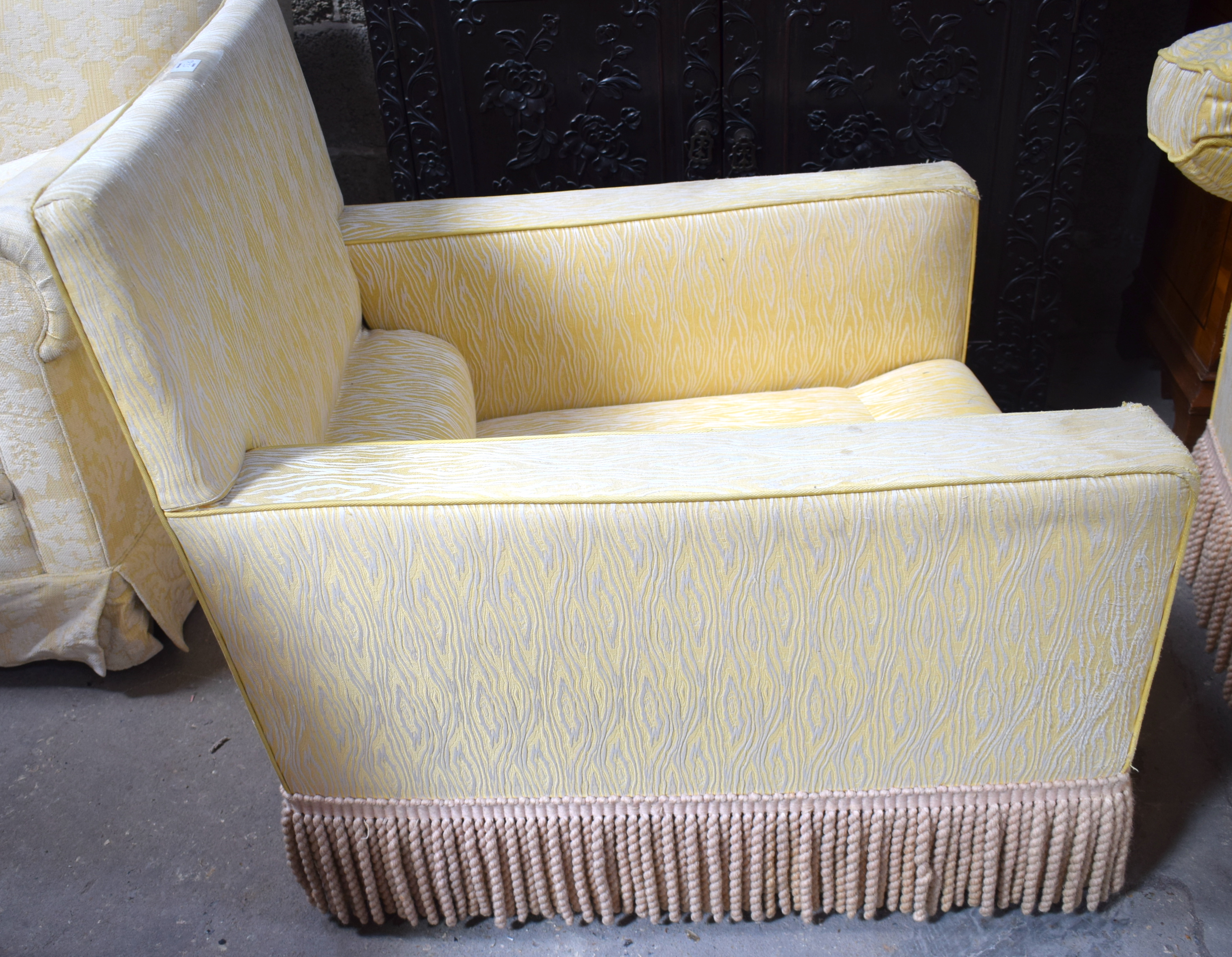 A PAIR OF DEEP COUNTRY HOUSE STYLE YELLOW ARM CHAIRS with associated gypsy table. (3) - Image 20 of 22