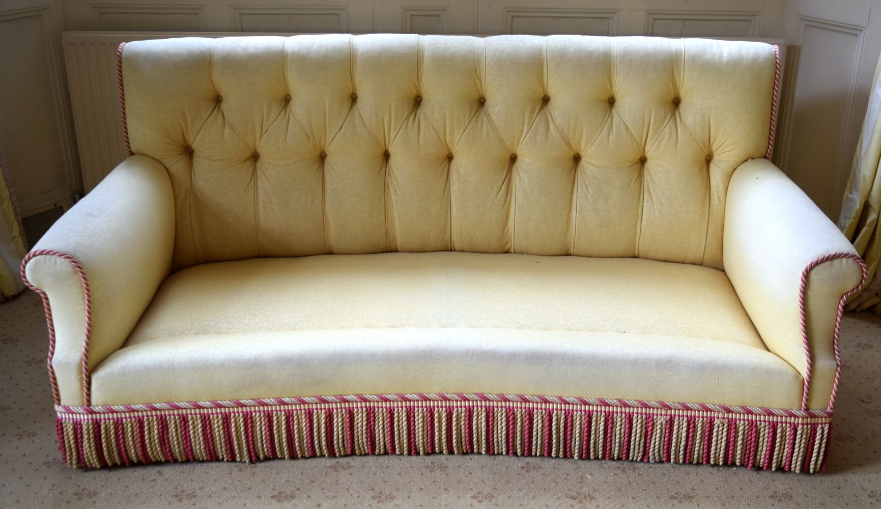 A GOOD QUALITY YELLOW GROUND UPHOLSTERED THREE SEATER SOFA. 190 cm x 90 cm. Note: This sofa matches