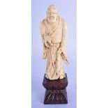 A 17TH/18TH CENTURY CHINESE CARVED IVORY FIGURE OF A SCHOLAR Ming/Qing, modelled holding a toad. Ivo