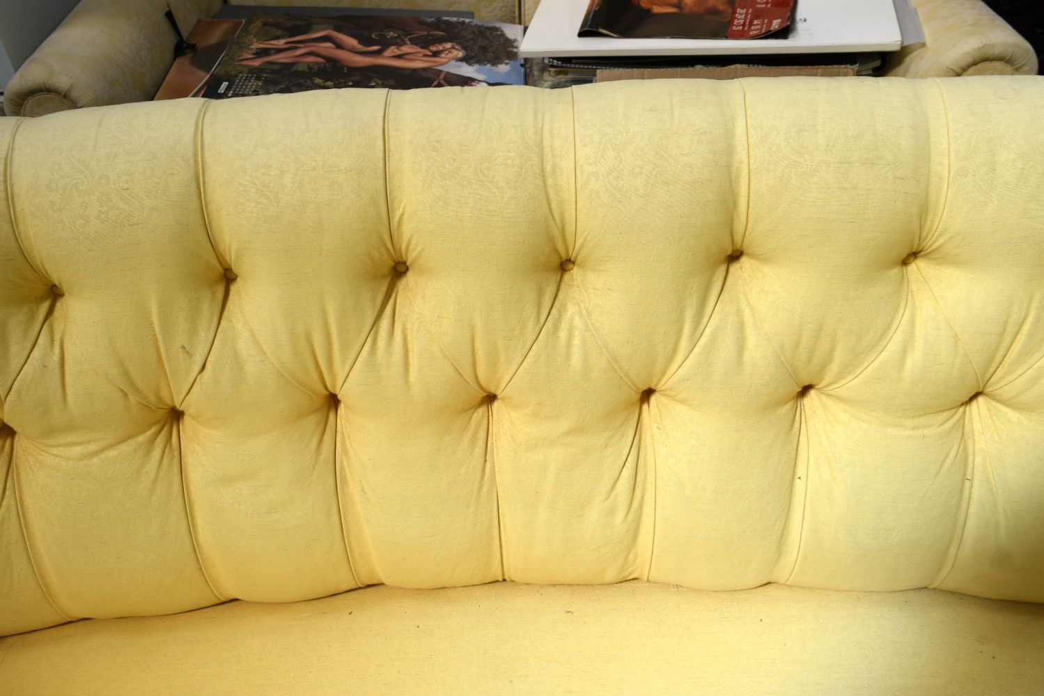 A GOOD QUALITY YELLOW GROUND UPHOLSTERED THREE SEATER SOFA. 190 cm x 90 cm. Note: This sofa matches - Image 7 of 12