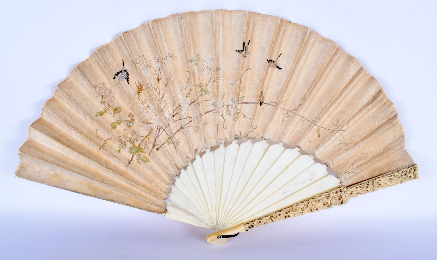 A FINE LARGE 19TH CENTURY CHINESE CANTON IVORY AND SILK FAN Qing, decorated with figures in various - Image 5 of 13