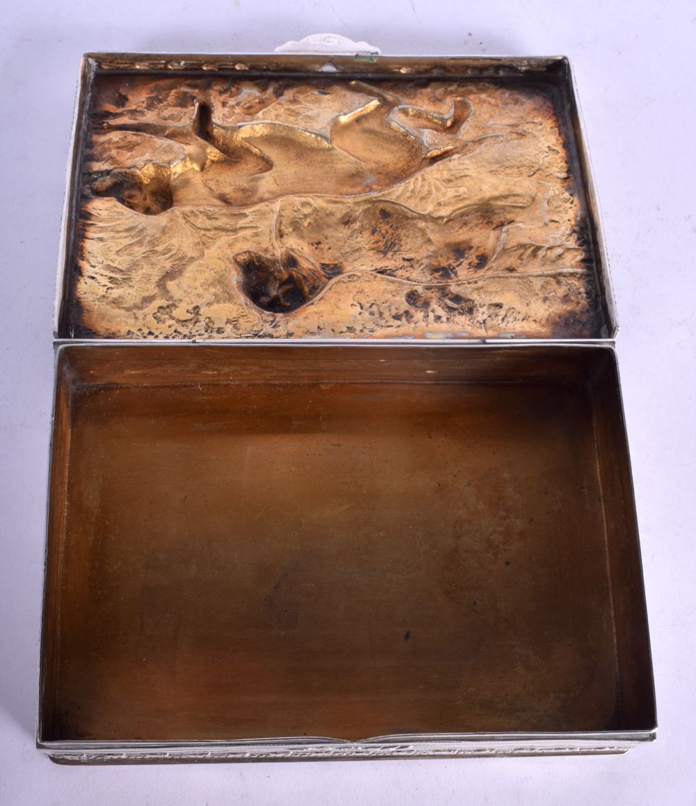 A CHARMING EARLY 20TH CENTURY CONTINENTAL SILVER BOX decorated with a brace of hunting dogs. 348 gra - Image 4 of 6