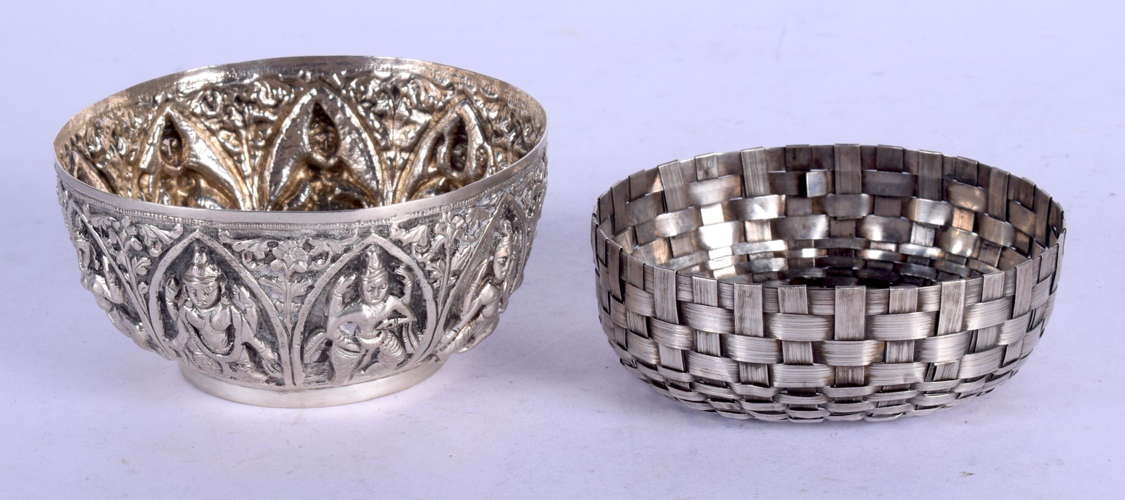 TWO SILVER BOWLS. 135 grams. 10 cm wide. (2)