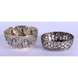 TWO SILVER BOWLS. 135 grams. 10 cm wide. (2)