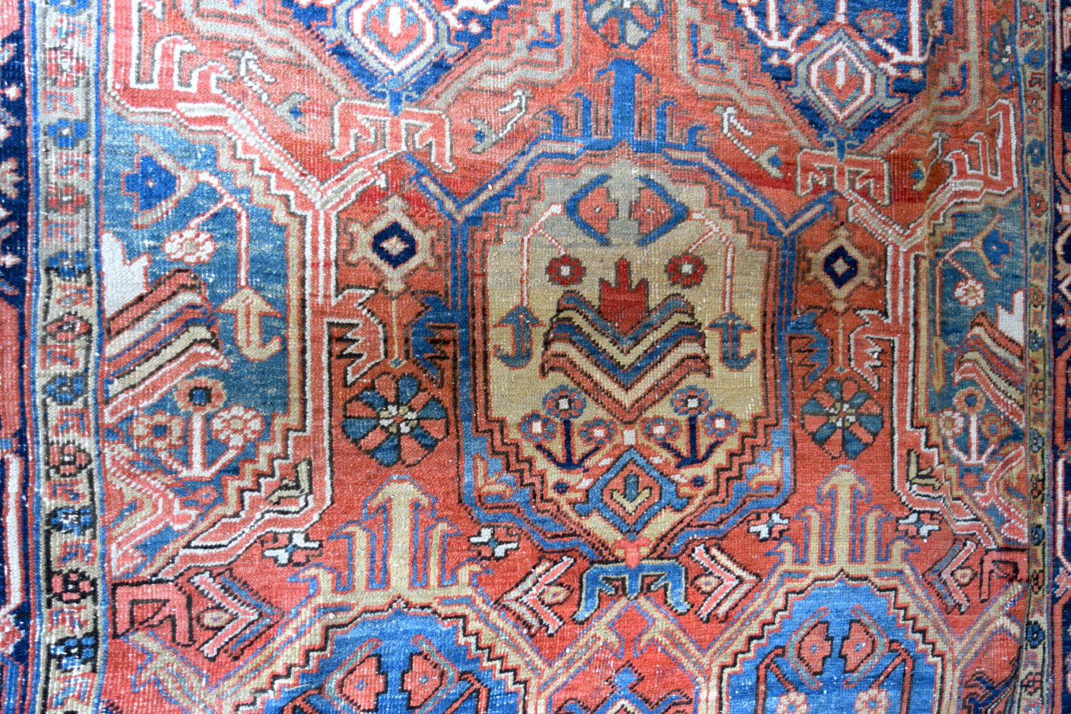 AN ANTIQUE MIDDLE EASTERN CARPET decorated with motifs on a red and blue ground. 300 cm x 195 cm. - Image 5 of 6