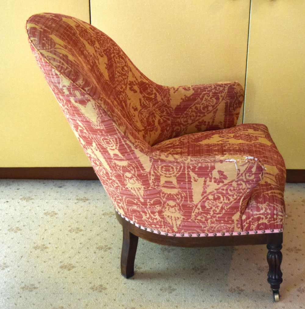 A VICTORIAN UPHOLSTERED ARM CHAIR with rectangular frieze and card legs. 90 cm x 60 cm. - Image 2 of 5