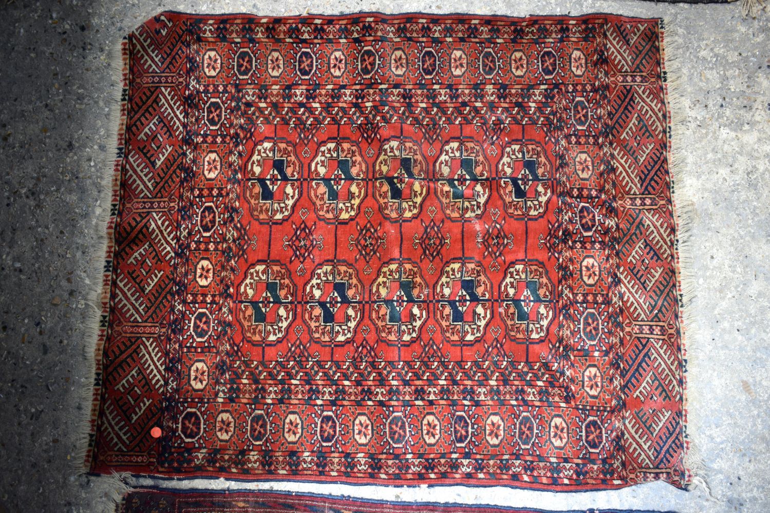 FOUR VINTAGE RUGS in various forms and sizes. (4) - Bild 4 aus 16