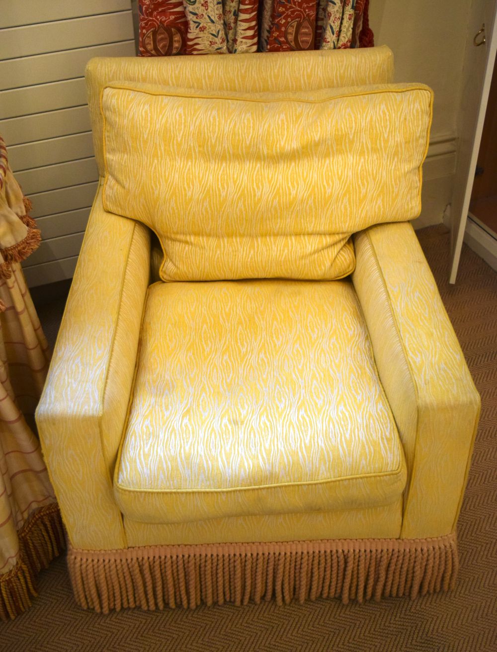 A PAIR OF DEEP COUNTRY HOUSE STYLE YELLOW ARM CHAIRS with associated gypsy table. (3) - Image 3 of 22