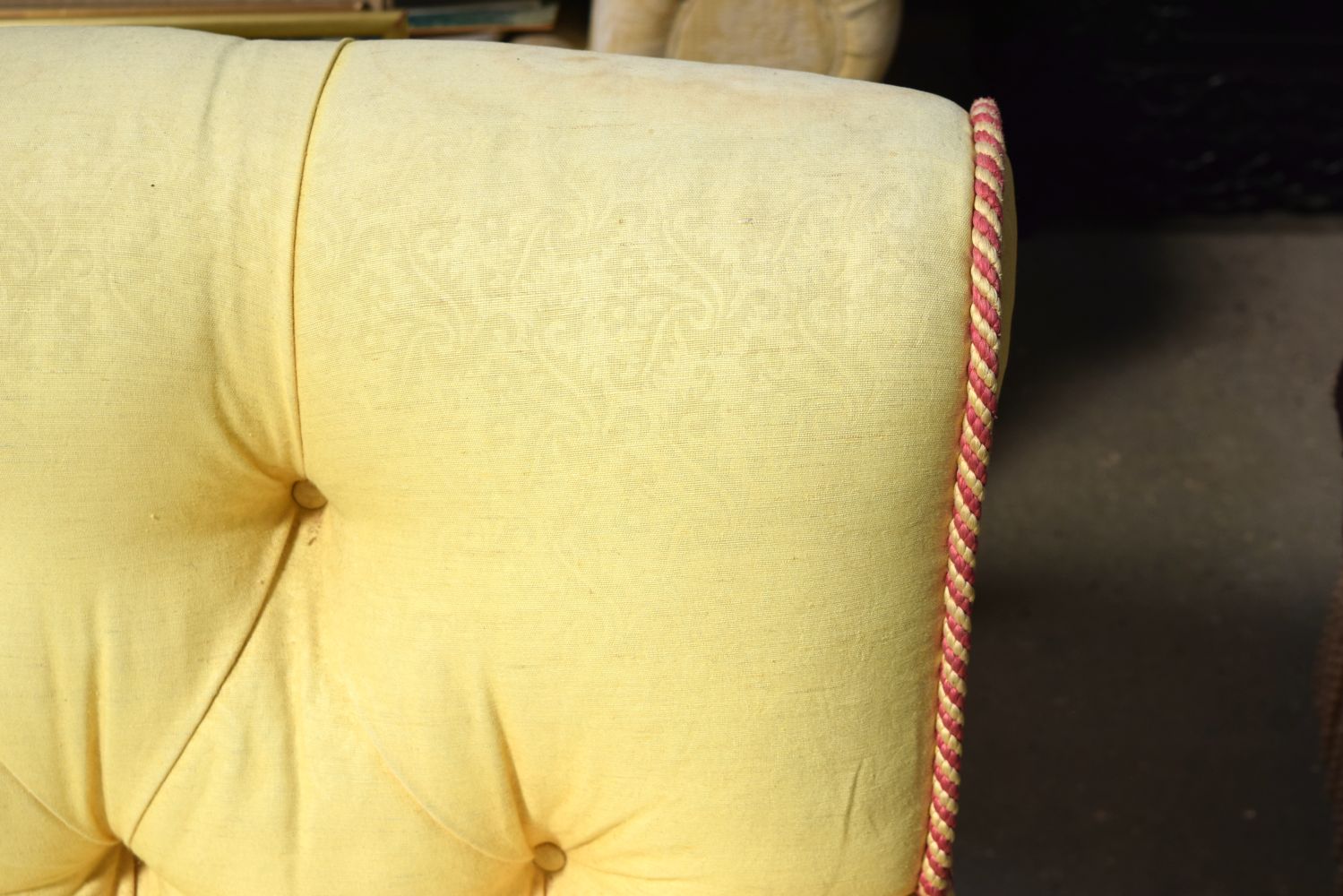 A GOOD QUALITY YELLOW GROUND UPHOLSTERED THREE SEATER SOFA. 190 cm x 90 cm. Note: This sofa matches - Image 8 of 12