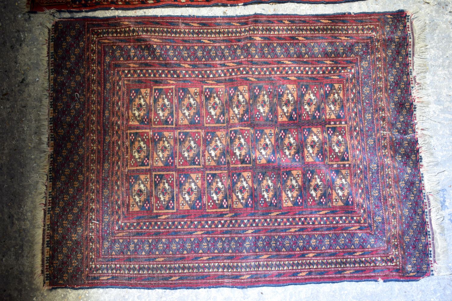 FOUR VINTAGE RUGS in various forms and sizes. (4) - Bild 3 aus 16