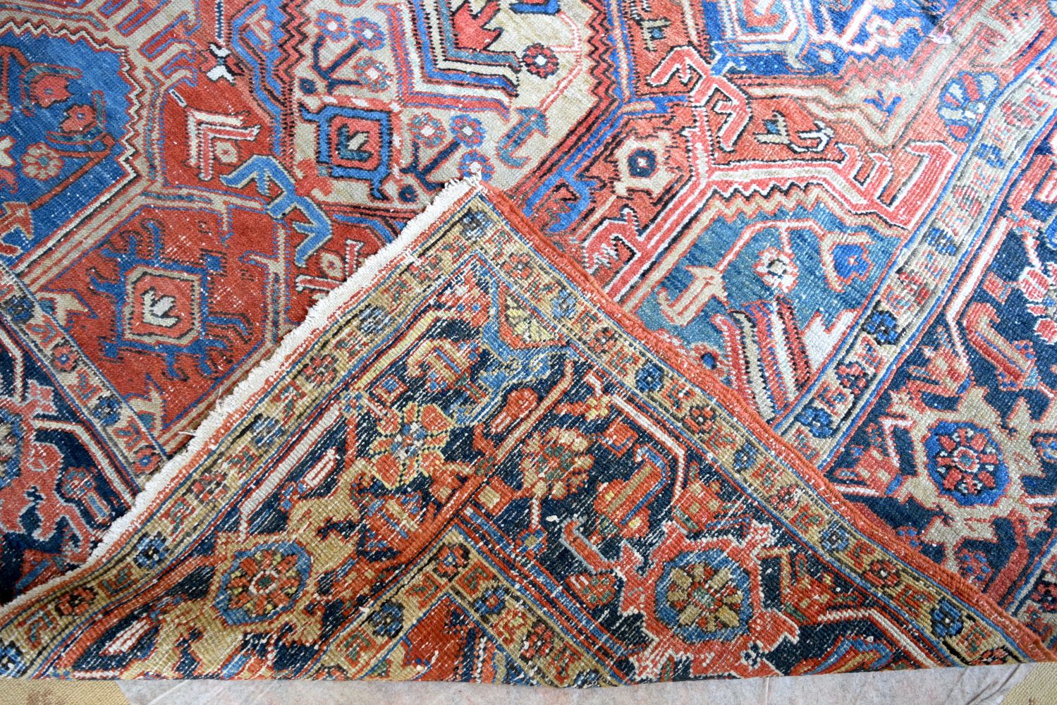 AN ANTIQUE MIDDLE EASTERN CARPET decorated with motifs on a red and blue ground. 300 cm x 195 cm. - Image 3 of 6