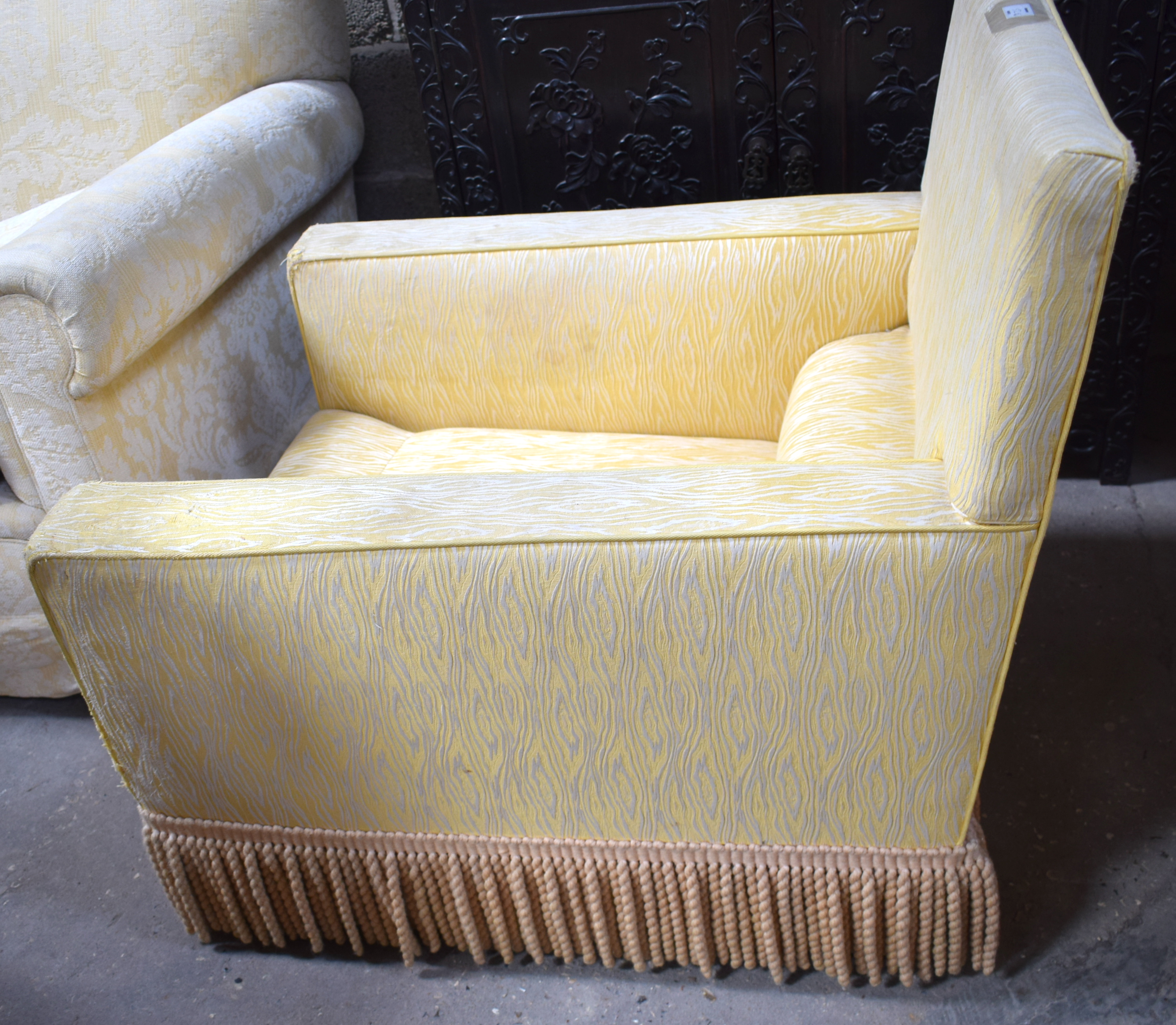 A PAIR OF DEEP COUNTRY HOUSE STYLE YELLOW ARM CHAIRS with associated gypsy table. (3) - Image 22 of 22