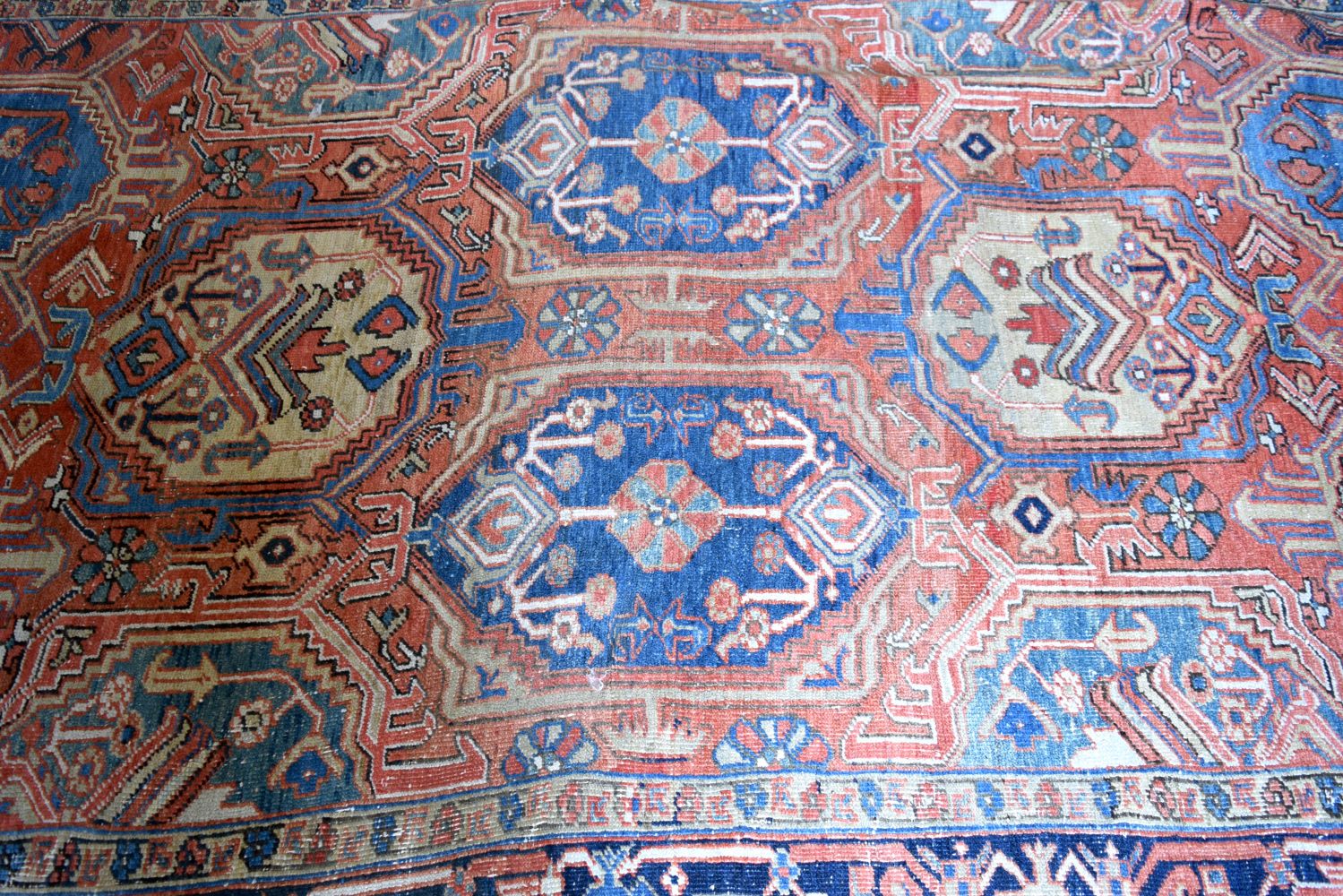 AN ANTIQUE MIDDLE EASTERN CARPET decorated with motifs on a red and blue ground. 300 cm x 195 cm. - Image 4 of 6