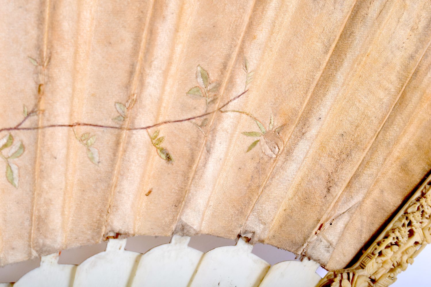 A FINE LARGE 19TH CENTURY CHINESE CANTON IVORY AND SILK FAN Qing, decorated with figures in various - Image 8 of 13