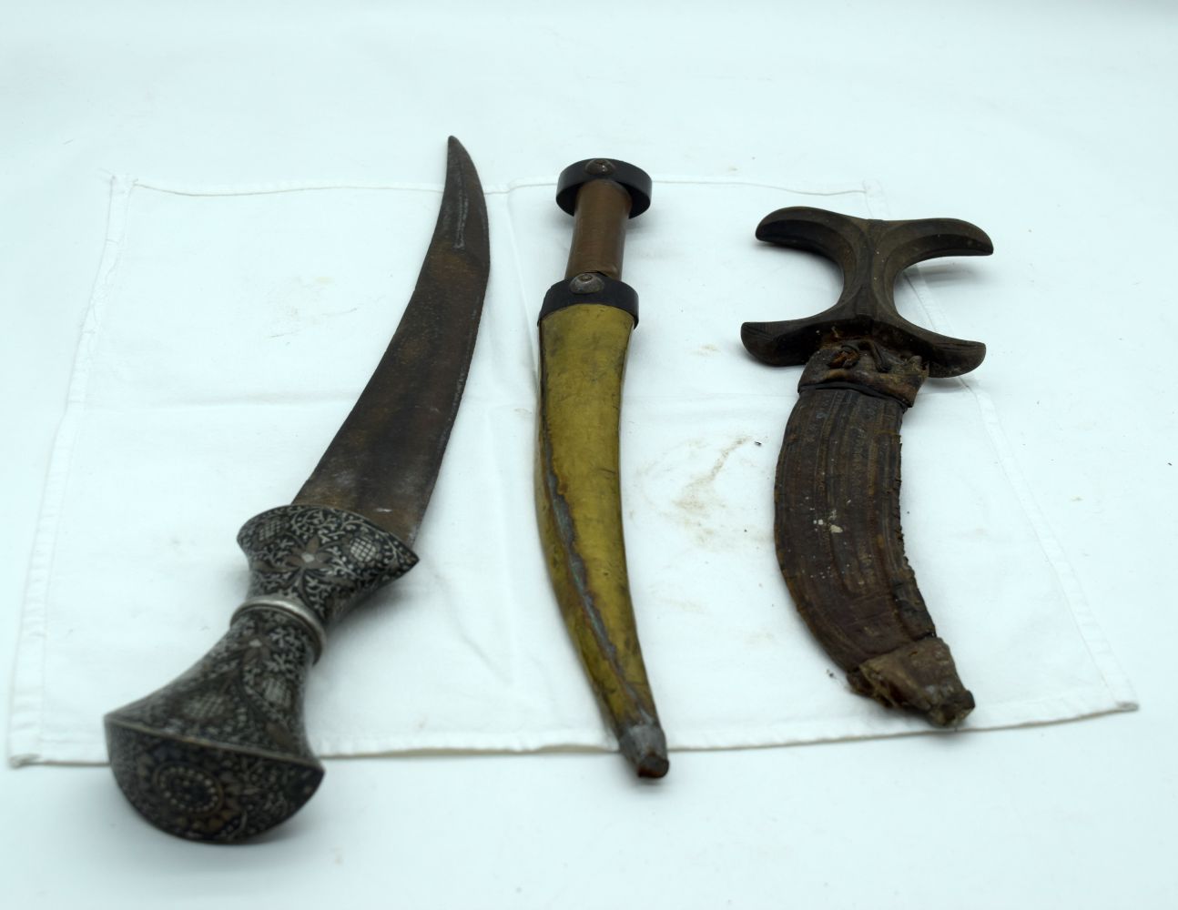 A collection of Mughal Ottoman Jambiyas 45cm (3).